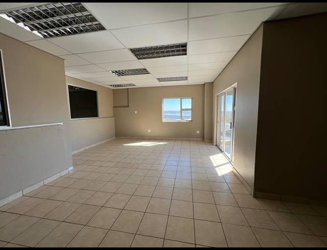 304M² WAREHOUSE TO LET IN LANSERIA